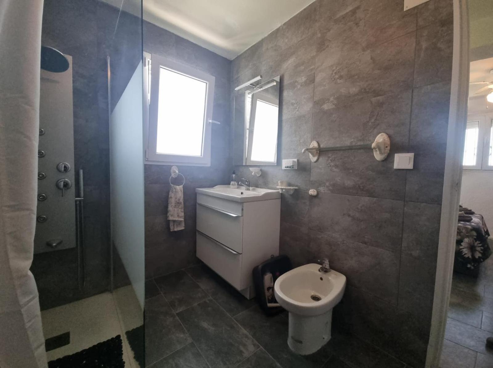 Private Room Ensuite With Balcony Chiclana de la Frontera Buitenkant foto
